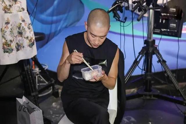 包含魔术低迷难复昔日辉煌，亟需调整阵容指挥的词条